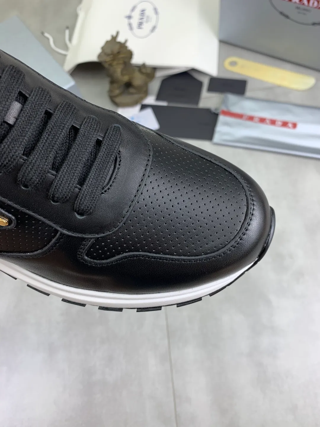 Men's shoes 💰P580💰 [New style] High version official website popular models are on the market, 🆘 Trendy brand (Prada) mainly promotes popular models, avant-garde and versatile fashion men's shoes private version mold opening, cowhide surface splicing 1:1.. Fashionable and simple, original imported cowhide lining cowhide feet; the atmosphere and personality are more fashionable, eye-catching and pursuing class. It will subvert the old idea and be a must-have for fashion trendsetters with you! Must keep it for yourself! Tall and comfortable, large and low, high-end quality workmanship. Size: 38-45; 5️⃣ colors available.